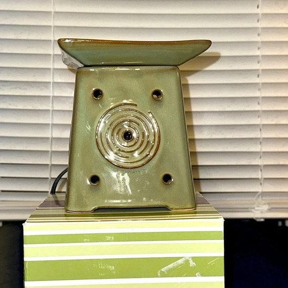 New Scentsy Home Authentic SENDAI Fragrance Wax Melt Warmer original box - Picture 3 of 6